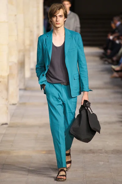 Look 10